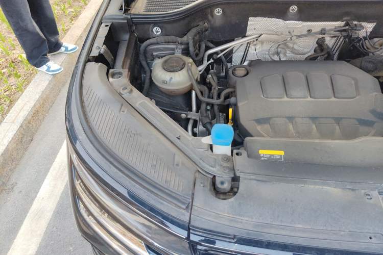Used Volkswagen Tavendor 2023 330TSI Luxury Touring Edition Engine Bay Right