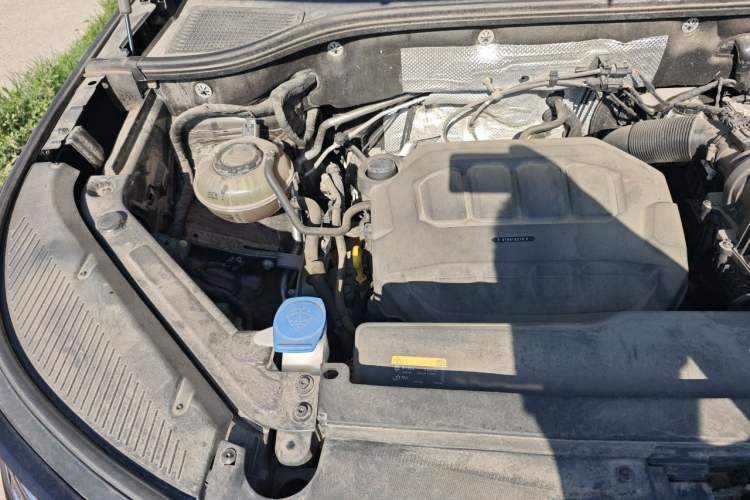 Used Volkswagen Tavendor 2023 330TSI Luxury Touring Edition Engine Bay Right
