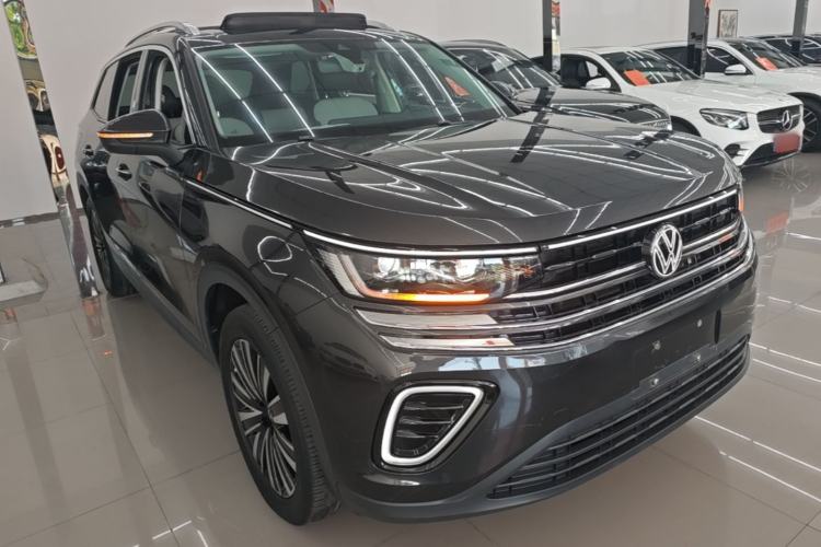Used Volkswagen Tavendor 2023 330TSI Luxury Touring Edition Front Right 45 Deg