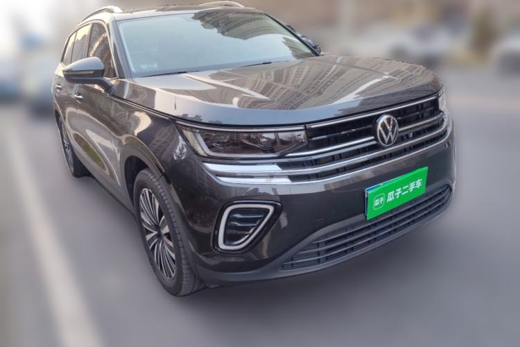 Used Volkswagen Tavendor 2023 330TSI Luxury Touring Edition Front Right 45 Deg