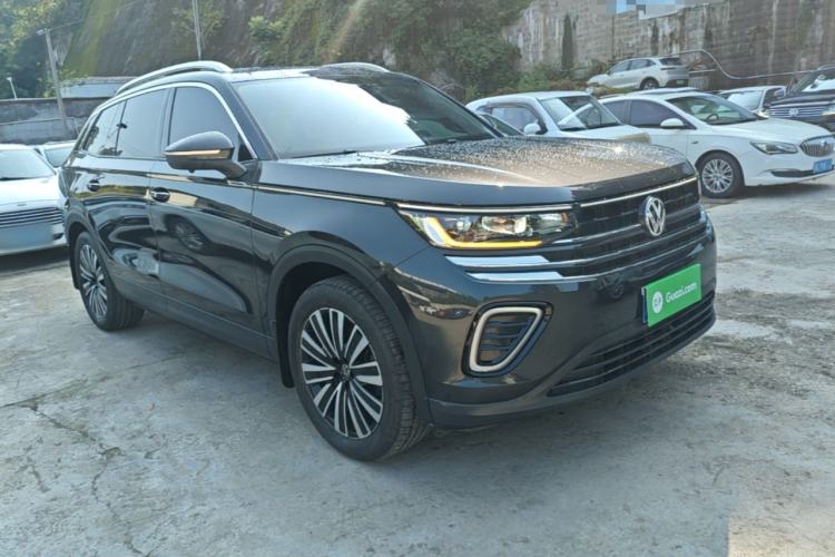 Used Volkswagen Tavendor 2023 330TSI Luxury Touring Edition Front Right 45 Deg