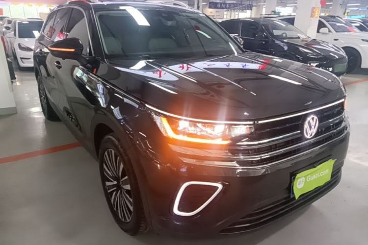 Used Volkswagen Tavendor 2023 330TSI Luxury Touring Edition Front Right 45 Deg