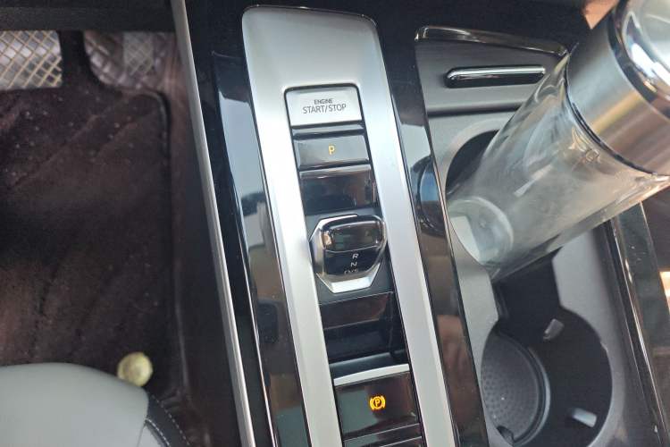 Used Volkswagen Tavendor 2023 330TSI Luxury Touring Edition Gear Lever