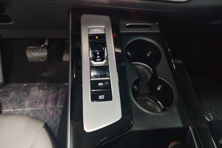 Used Volkswagen Tavendor 2023 330TSI Luxury Touring Edition Gear Lever