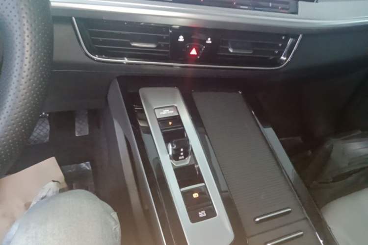 Used Volkswagen Tavendor 2023 330TSI Luxury Touring Edition Gear Lever