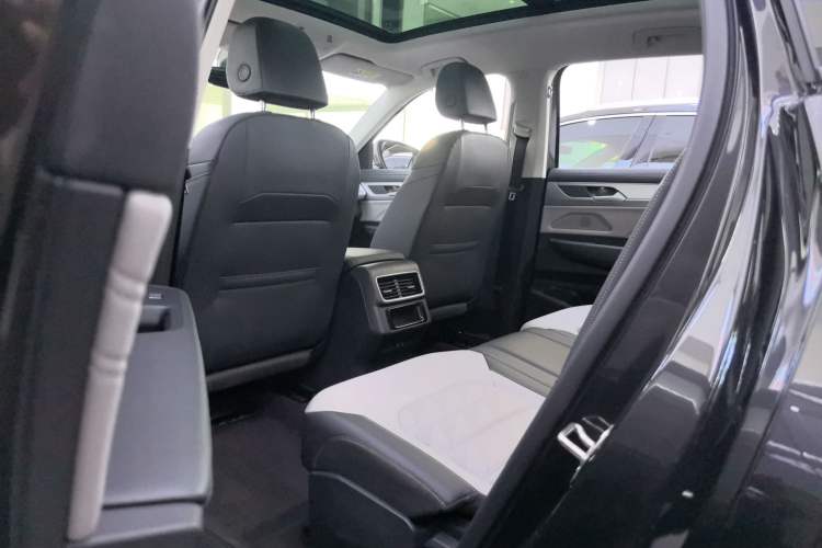 Used Volkswagen Tavendor 2023 330TSI Luxury Touring Edition Interior 1