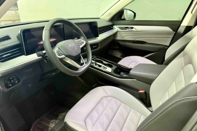 Used Volkswagen Tavendor 2023 330TSI Luxury Touring Edition Interior 4