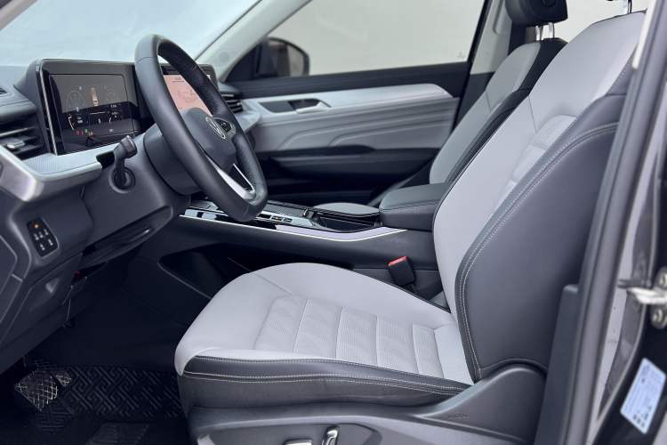 Used Volkswagen Tavendor 2023 330TSI Luxury Touring Edition Interior 5