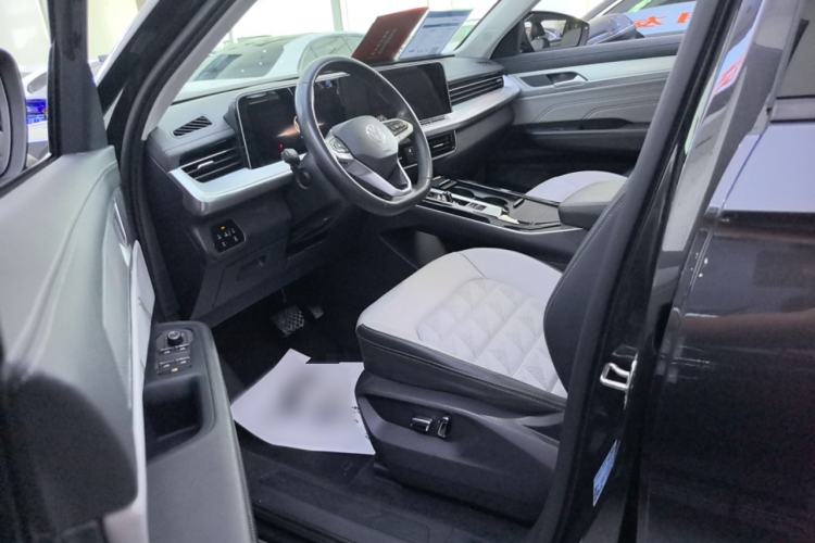 Used Volkswagen Tavendor 2023 330TSI Luxury Touring Edition Interior 6