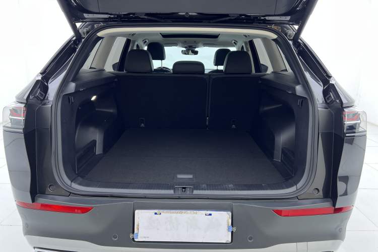 Used Volkswagen Tavendor 2023 330TSI Luxury Touring Edition Interior 8