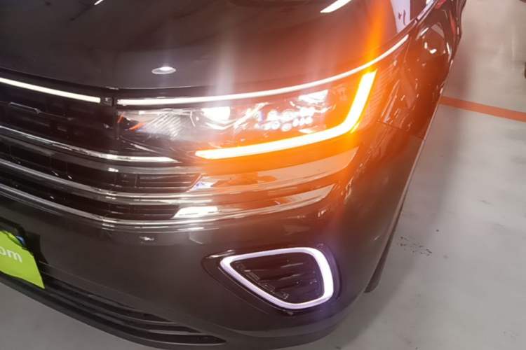 Used Volkswagen Tavendor 2023 330TSI Luxury Touring Edition Left Front Headlight