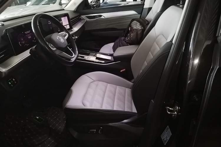 Used Volkswagen Tavendor 2023 330TSI Luxury Touring Edition Left Front Seat