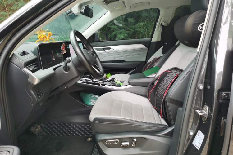 Used Volkswagen Tavendor 2023 330TSI Luxury Touring Edition Left Front Seat