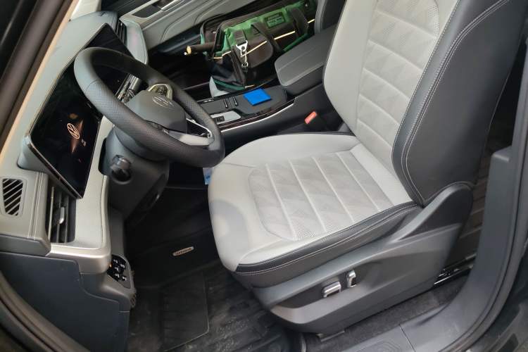 Used Volkswagen Tavendor 2023 330TSI Luxury Touring Edition Left Front Seat