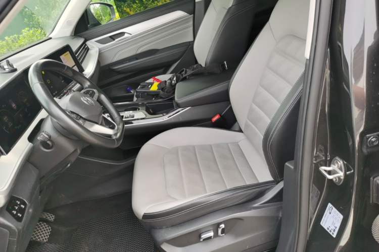 Used Volkswagen Tavendor 2023 330TSI Luxury Touring Edition Left Front Seat