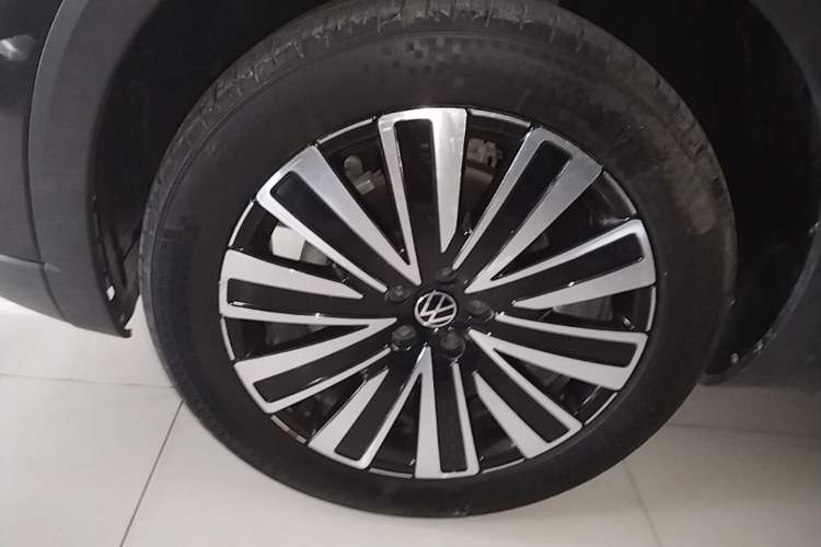 Used Volkswagen Tavendor 2023 330TSI Luxury Touring Edition Left Front Wheel Hub