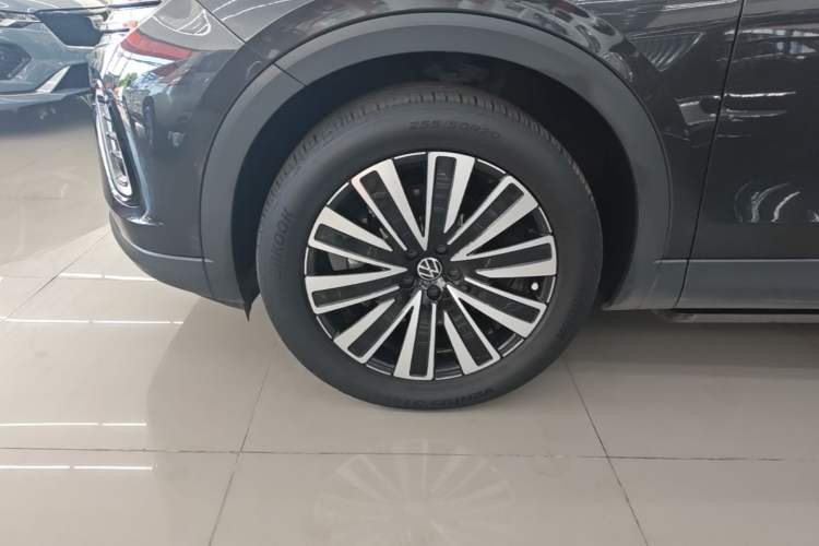 Used Volkswagen Tavendor 2023 330TSI Luxury Touring Edition Left Front Wheel Hub