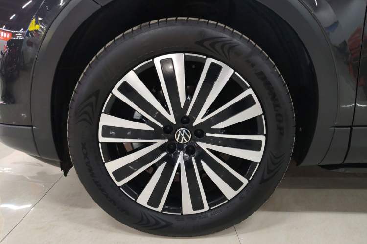 Used Volkswagen Tavendor 2023 330TSI Luxury Touring Edition Left Front Wheel Hub