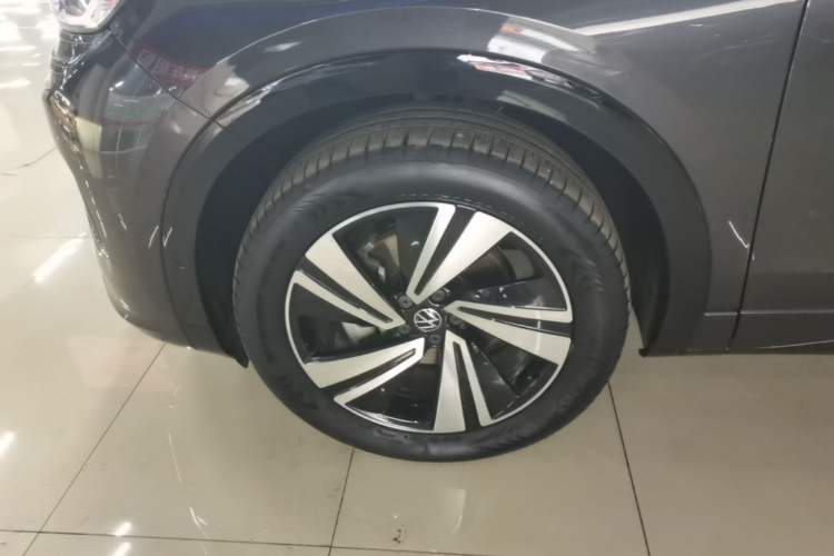Used Volkswagen Tavendor 2023 380TSI Four-Wheel Drive R-Line Cruise Edition Left Front Wheel Hub