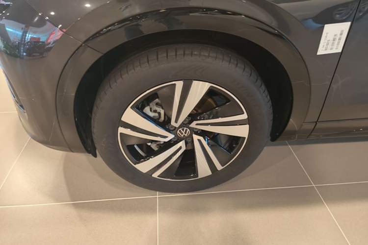 Used Volkswagen Tavendor 2023 380TSI Four-Wheel Drive R-Line Cruise Edition Left Front Wheel Hub