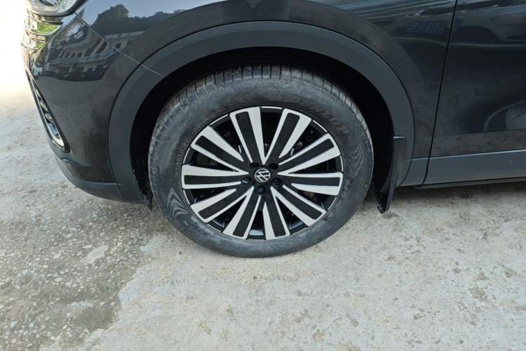 Used Volkswagen Tavendor 2023 330TSI Luxury Touring Edition Left Front Wheel Hub