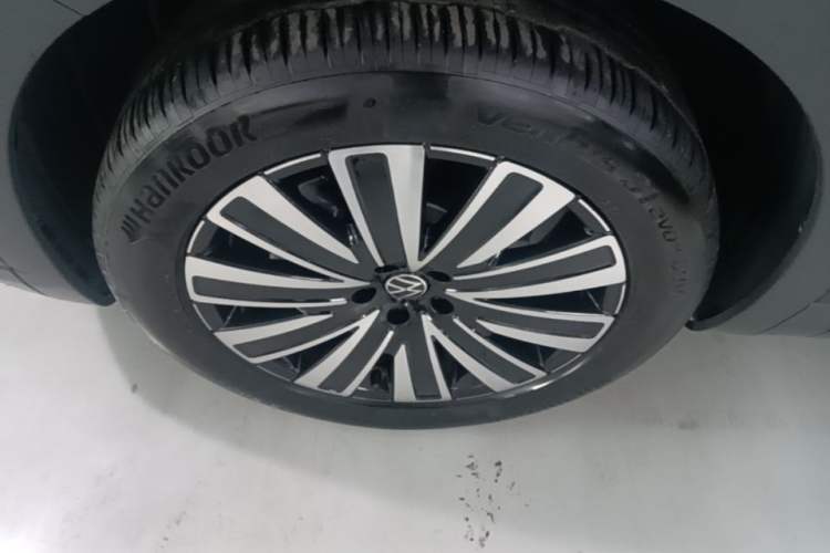 Used Volkswagen Tavendor 2023 330TSI Luxury Touring Edition Left Front Wheel Hub