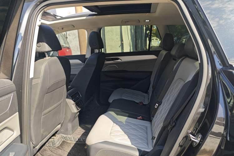 Used Volkswagen Tavendor 2023 380TSI Four-Wheel Drive R-Line First Edition Left Rear Seat