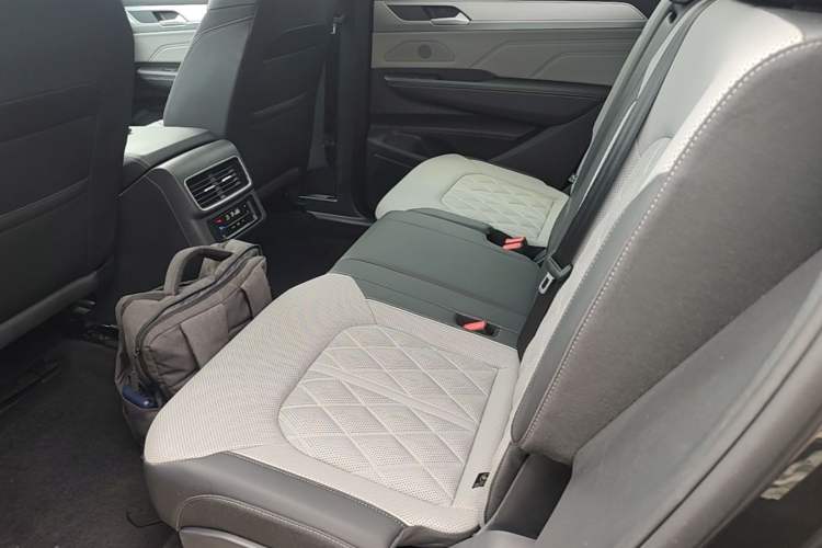 Used Volkswagen Tavendor 2023 380TSI Four-Wheel Drive R-Line Cruise Edition Left Rear Seat
