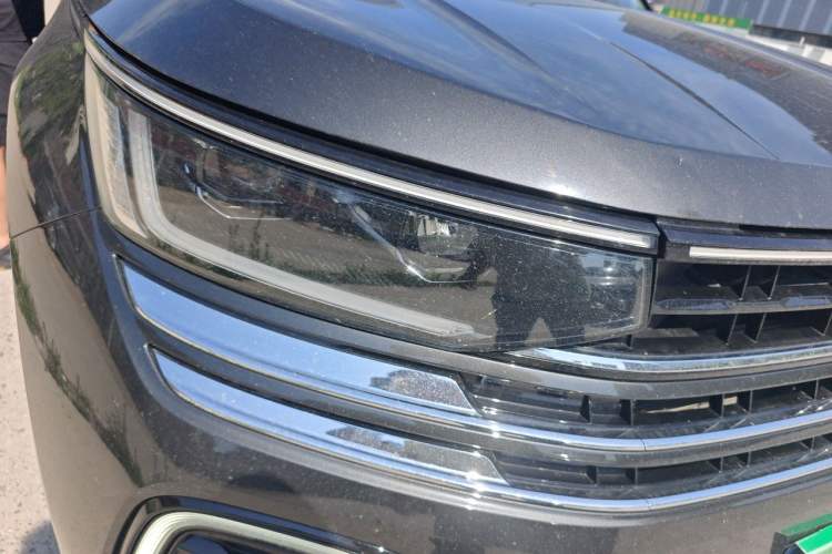 Used Volkswagen Tavendor 2023 330TSI Luxury Touring Edition Right Front Headlight