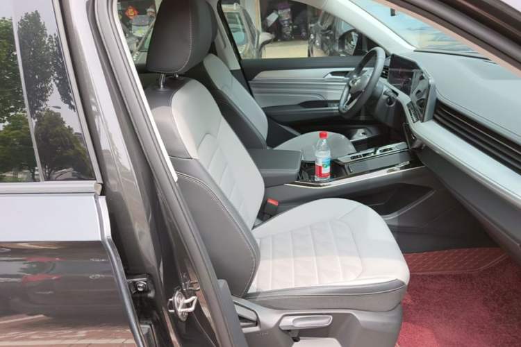 Used Volkswagen Tavendor 2023 330TSI Luxury Touring Edition Right Front Seat