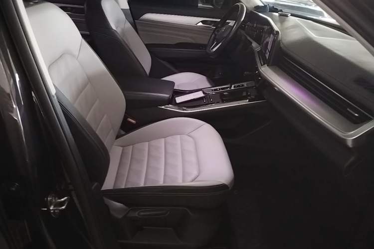 Used Volkswagen Tavendor 2023 330TSI Luxury Touring Edition Right Front Seat
