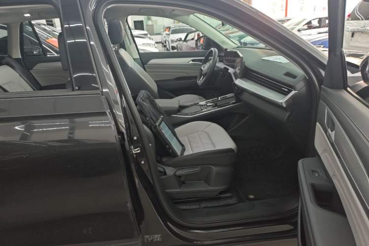 Used Volkswagen Tavendor 2023 330TSI Luxury Touring Edition Right Front Seat