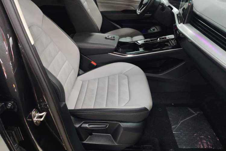 Used Volkswagen Tavendor 2023 330TSI Luxury Touring Edition Right Front Seat
