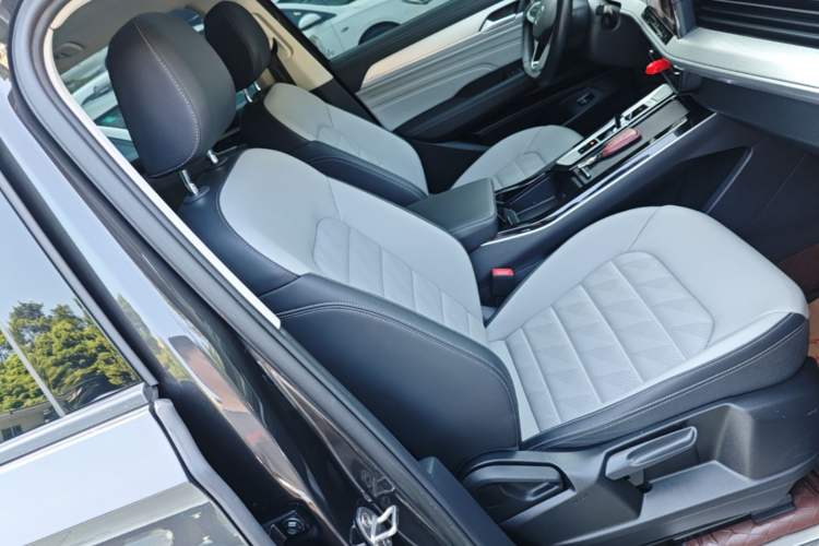 Used Volkswagen Tavendor 2023 330TSI Luxury Touring Edition Right Front Seat