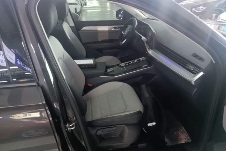Used Volkswagen Tavendor 2023 330TSI Luxury Touring Edition Right Front Seat
