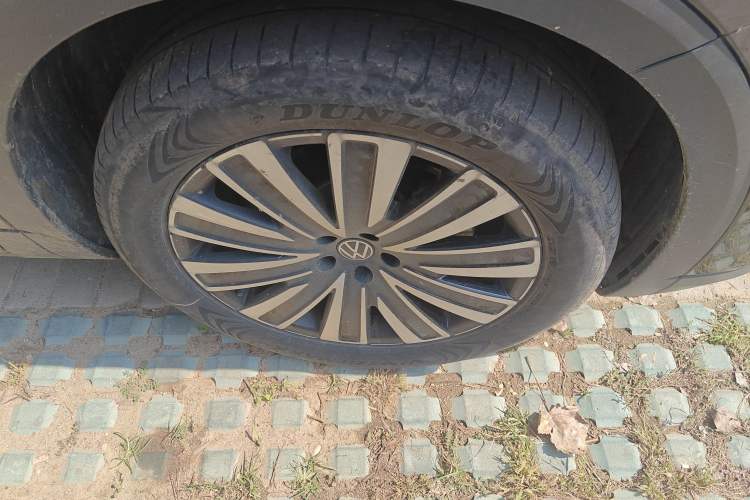 Used Volkswagen Tavendor 2023 330TSI Luxury Touring Edition Right Front Wheel Hub