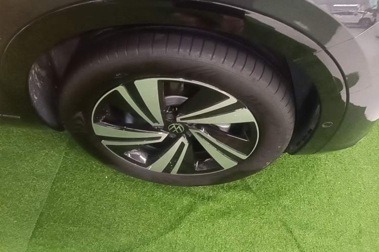 Used Volkswagen Tavendor 2023 380TSI Four-Wheel Drive R-Line Cruise Edition Right Front Wheel Hub