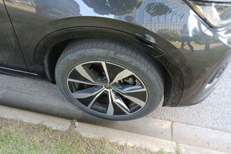 Used Volkswagen Tavendor 2023 380TSI Four-Wheel Drive R-Line First Edition Right Front Wheel Hub