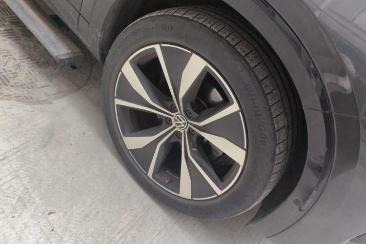 Used Volkswagen Tavendor 2023 380TSI Four-Wheel Drive R-Line First Edition Right Front Wheel Hub