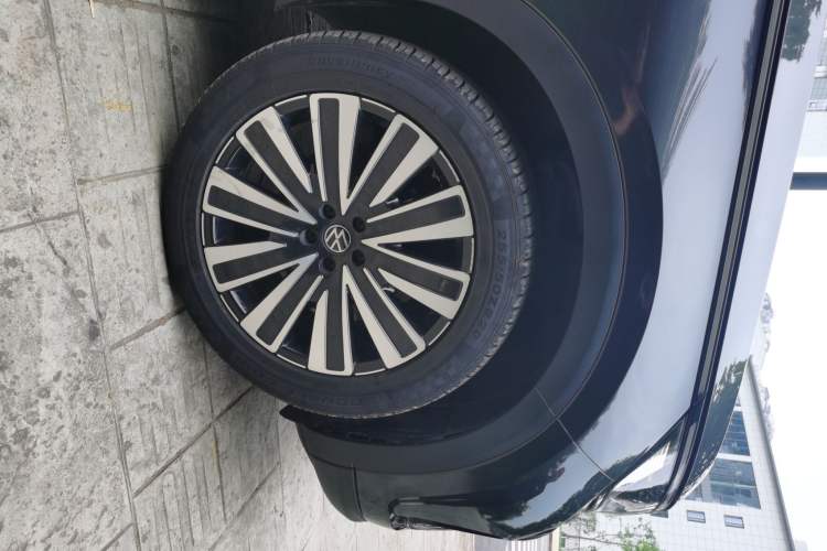 Used Volkswagen Tavendor 2023 330TSI Luxury Touring Edition Right Front Wheel Hub