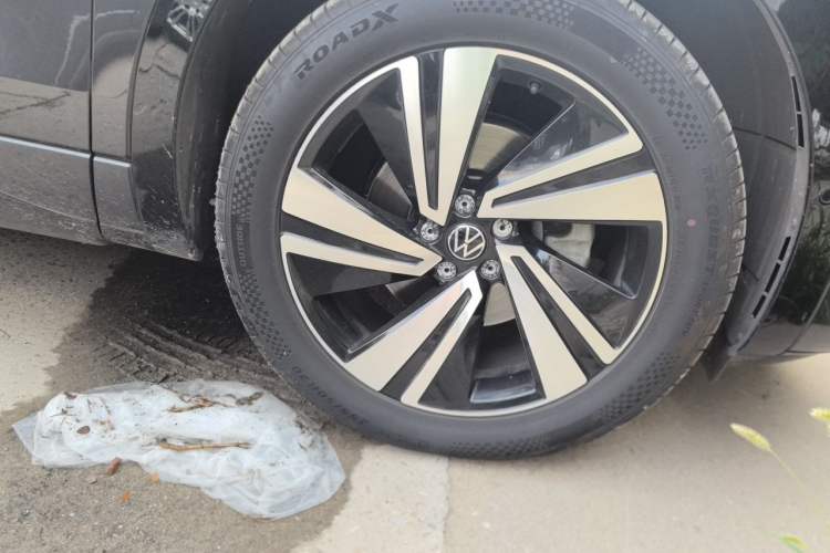 Used Volkswagen Tavendor 2023 380TSI Four-Wheel Drive R-Line Cruise Edition Right Front Wheel Hub
