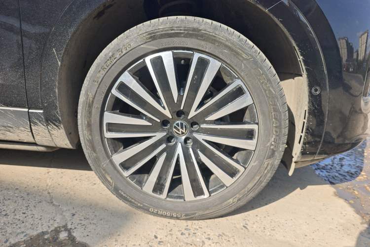 Used Volkswagen Tavendor 2023 330TSI Luxury Touring Edition Right Front Wheel Hub