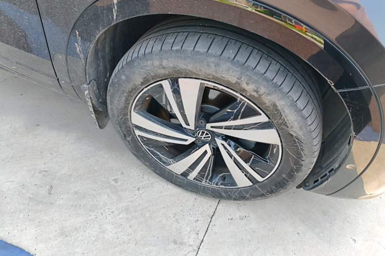 Used Volkswagen Tavendor 2023 380TSI Four-Wheel Drive R-Line Cruise Edition Right Front Wheel Hub
