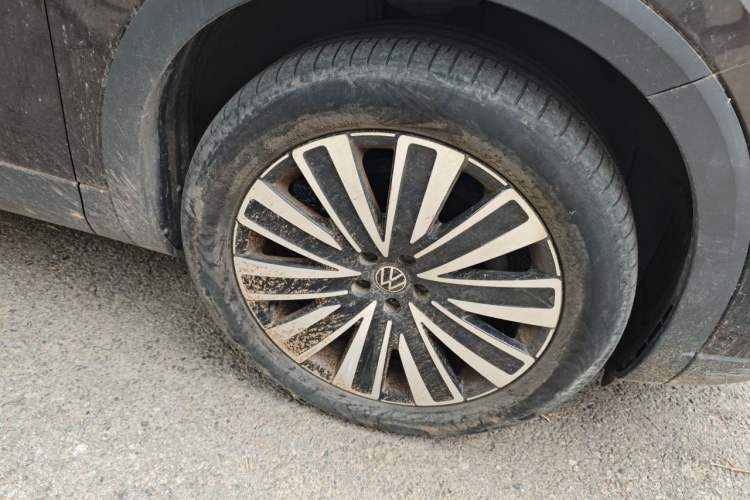 Used Volkswagen Tavendor 2023 330TSI Luxury Touring Edition Right Front Wheel Hub