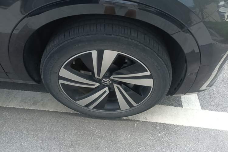 Used Volkswagen Tavendor 2023 380TSI Four-Wheel Drive R-Line Cruise Edition Right Front Wheel Hub