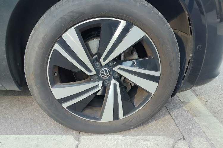 Used Volkswagen Tavendor 2023 380TSI Four-Wheel Drive R-Line Cruise Edition Right Front Wheel Hub