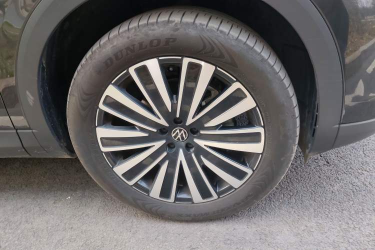 Used Volkswagen Tavendor 2023 330TSI Luxury Touring Edition Right Front Wheel Hub