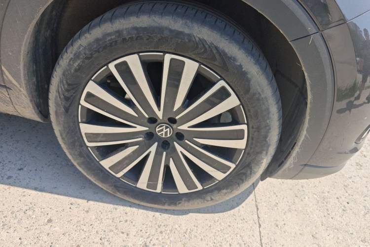 Used Volkswagen Tavendor 2023 330TSI Luxury Touring Edition Right Front Wheel Hub