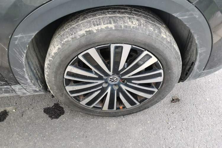 Used Volkswagen Tavendor 2023 330TSI Luxury Touring Edition Right Front Wheel Hub