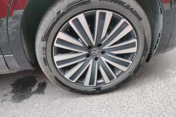 Used Volkswagen Tavendor 2023 330TSI Luxury Touring Edition Right Front Wheel Hub